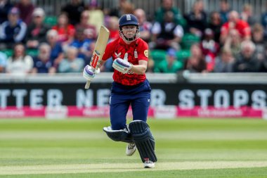 İngiltere 'den Heather Knight 3. Vitality IT20 Serisi sırasında İngiltere ile Batı Hint Adaları Kadınları arasında 26 Mayıs 2025' te Cloud County Ground, Chelmsford, Birleşik Krallık 'ta oynanan karşılaşmada.