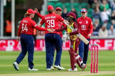 İngiltere Kadınları, 23 Mayıs 2025 'te Cloud County Ground, Chelmsford, Birleşik Krallık' ta oynanan 3. Vitality IT20 Serisi karşılaşmasının ardından seriyi 3-0 kazanmayı kutluyor.