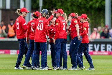 İngiltere 'den Linsey Smith, Batı Hint Adaları' ndan Jahzara Claxton 'ın 3. Vitality IT20 Serisi' nde işten çıkarılmasını kutluyor. Kadınlar, İngiltere 'nin Batı Hint Adaları Kadınlarına Karşı Cloud County Ground, Chelmsford, Birleşik Krallık' ta 26 Mayıs 2025 'te oynanan karşılaşma.