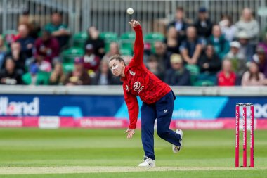 İngiltere 'den Linsey Smith 3. Vitality IT20 Serisi sırasında bovling oynuyor. Maç, 26 Mayıs 2025' te Cloud County Ground, Chelmsford, Birleşik Krallık 'ta İngiltere' ye karşı Batı Hint kadınlarına karşı.