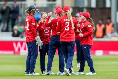 İngiltere 'den Linsey Smith, Batı Hint Adaları' ndan Shabika Gajnabi 'nin 3. Vitality IT20 Serisi sırasında görevden alınmasını kutluyor.