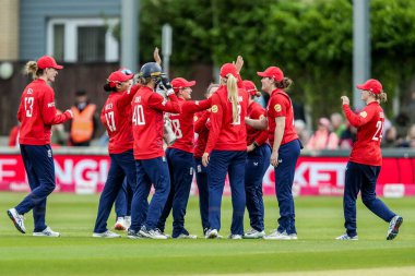 İngiltere 'den Linsey Smith, Batı Hint Adaları' ndan Jahzara Claxton 'ın 3. Vitality IT20 Serisi' nde işten çıkarılmasını kutluyor. Kadınlar, İngiltere 'nin Batı Hint Adaları Kadınlarına Karşı Cloud County Ground, Chelmsford, Birleşik Krallık' ta 26 Mayıs 2025 'te oynanan karşılaşma.