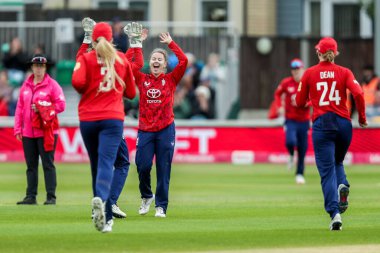 İngiltere 'den Linsey Smith, Batı Hint Adaları' ndan Shabika Gajnabi 'nin 3. Vitality IT20 Serisi sırasında görevden alınmasını kutluyor.