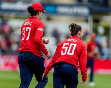 İngiltere 'den Emily Arlott, İngiltere' den Linsey Smith, Batı Hint Adaları 'ndan Hayley Matthews' un 3. Vitality IT20 Serisi 'nde görevden alınmasını kutluyor.