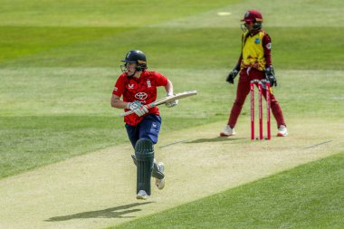 İngiltere 'den Nat Sciver-Brunt 3. Vitality IT20 Serisi sırasında harekete geçen kadınlar, 26 Mayıs 2025' te Cloud County Ground, Chelmsford, İngiltere 'de İngiltere' ye karşı Batı Hint Adaları Kadınları ile eşleşti.