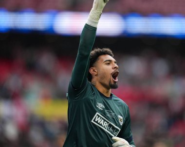 AFC Wimbledon 'dan Owen Goodman 26 Mayıs 2025' te Wembley Stadyumu 'nda Wimbledon' a karşı AFC Wimbledon final maçında kazandığı maçı kutluyor.