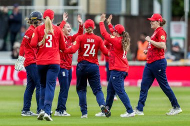 İngiltere 'den Linsey Smith, Batı Hint Adaları' ndan Shabika Gajnabi 'nin 3. Vitality IT20 Serisi sırasında görevden alınmasını kutluyor.