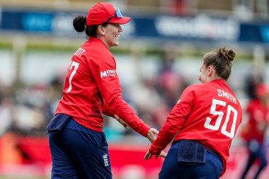 İngiltere 'den Emily Arlott, İngiltere' den Linsey Smith, Batı Hint Adaları 'ndan Hayley Matthews' un 3. Vitality IT20 Serisi 'nde görevden alınmasını kutluyor.