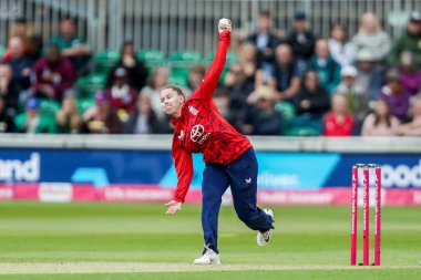 İngiltere 'den Linsey Smith 3. Vitality IT20 Serisi sırasında bovling oynuyor. Maç, 26 Mayıs 2025' te Cloud County Ground, Chelmsford, Birleşik Krallık 'ta İngiltere' ye karşı Batı Hint kadınlarına karşı.