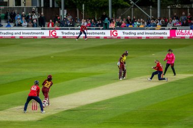 İngiltere 'den Charlie Dean 3. Vitality IT20 Serisi' nde yarışan kadınlar, 26 Mayıs 2025 'te Cloud County Ground, Chelmsford' da İngiltere 'ye karşı Batı Hint Kadınları ile karşılaşacak.