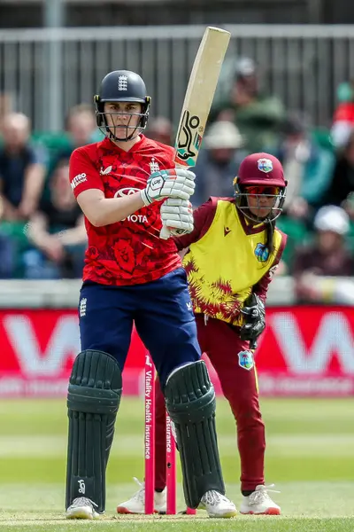 İngiltere 'den Nat Sciver-Brunt 3. Vitality IT20 Serisi sırasında harekete geçen kadınlar, 26 Mayıs 2025' te Cloud County Ground, Chelmsford, İngiltere 'de İngiltere' ye karşı Batı Hint Adaları Kadınları ile eşleşti.