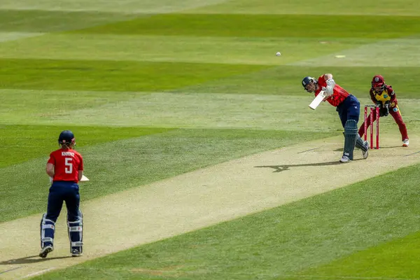 İngiltere 'den Amy Jones 3. Vitality IT20 Serisi sırasında yarasalar, 26 Mayıs 2025' te Cloud County Ground, Chelmsford 'da İngiltere' ye karşı Batı Hint Kadınları ile eşleşti.