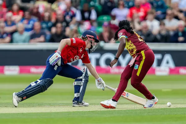 İngiltere 'den Heather Knight 3. Vitality IT20 Serisi sırasında İngiltere ile Batı Hint Adaları Kadınları arasında 26 Mayıs 2025' te Cloud County Ground, Chelmsford, Birleşik Krallık 'ta oynanan karşılaşmada.