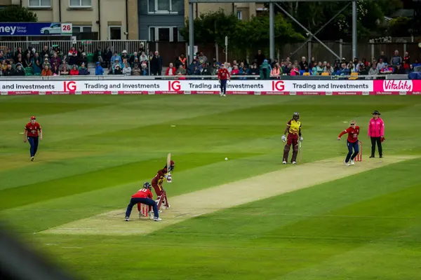 İngiltere 'den Charlie Dean Kadınlar 3. Vitality IT20 Serisi sırasında bovling oynuyor. 26 Mayıs 2025' te Cloud County Ground, Chelmsford 'da İngiltere' ye karşı Batı Hint Kadınları ile eşleşiyor.