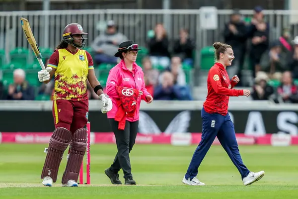İngiltere 'den Linsey Smith, Batı Hint Adaları' ndan Jahzara Claxton 'ın 3. Vitality IT20 Serisi' nde işten çıkarılmasını kutluyor. Kadınlar, İngiltere 'nin Batı Hint Adaları Kadınlarına Karşı Cloud County Ground, Chelmsford, Birleşik Krallık' ta 26 Mayıs 2025 'te oynanan karşılaşma.