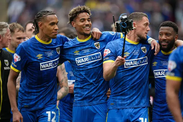 Wimbledon oyuncuları Sky Bet Ligi 2 Playoff Finali 'nden sonra AFC Wimbledon Walsall' a karşı Wembley Stadyumu, Londra, 26 Mayıs 2025