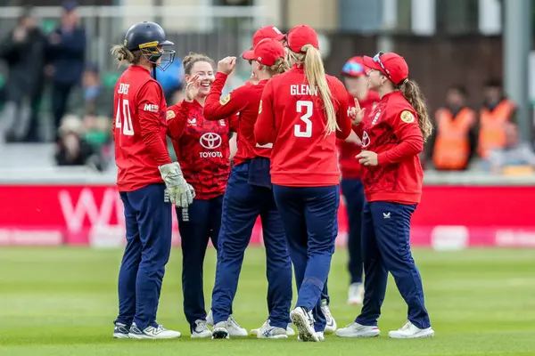 İngiltere 'den Linsey Smith, Batı Hint Adaları' ndan Shabika Gajnabi 'nin 3. Vitality IT20 Serisi sırasında görevden alınmasını kutluyor.