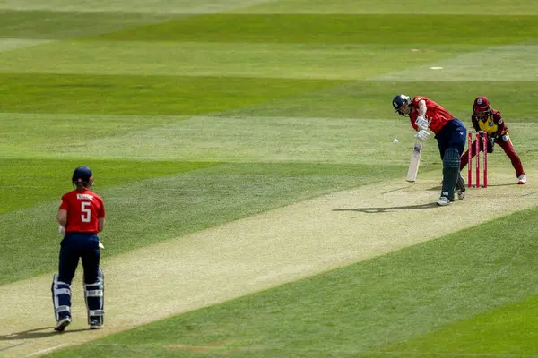İngiltere 'den Amy Jones 3. Vitality IT20 Serisi sırasında yarasalar, 26 Mayıs 2025' te Cloud County Ground, Chelmsford 'da İngiltere' ye karşı Batı Hint Kadınları ile eşleşti.
