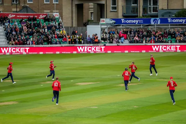 İngiltere 'den Charlie Dean, Batı Hint Adaları' ndan Realeanna Grimmond 'un 3. Vitality IT20 Serisi sırasında işten çıkarılmasını kutluyor. Kadınlar, İngiltere' nin Batı Hint Adaları Kadınlarına Karşı Cloud County Ground, Chelmsford, İngiltere, 26 Mayıs 2025
