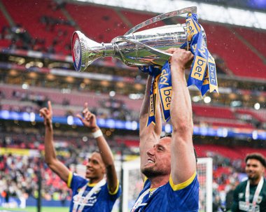26 Mayıs 2025 'te Wembley Stadyumu' nda Wimbley 'e karşı AFC Wimbledon final maçı sonrasında Wimbledon taraftarlarına zafer kupası.