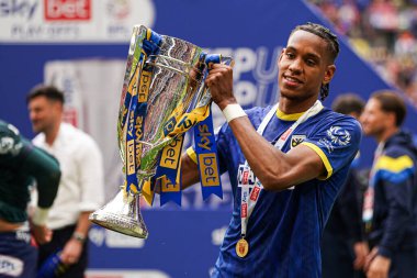 AFC Wimbledon takımından Alistair Smith, 26 Mayıs 2025 'te Wembley Stadyumu' nda oynanan ve Wimbledon 'a karşı oynanan 2.