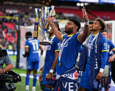 AFC Wimbledon takımından Ryan Johnson 26 Mayıs 2025 'te Wembley Stadyumu' nda oynanan AFC Wimbledon-Walsall final maçı sonrasında terfisini kutluyor.