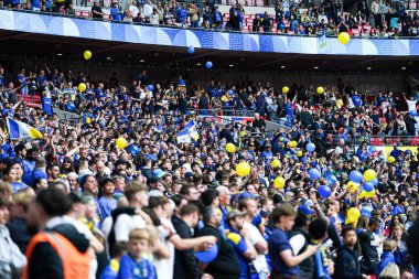 Wimbledon taraftarları, 26 Mayıs 2025 'te Wembley Stadyumu' nda Wimbledon 'a karşı oynanan Sky Bet 2 Playoff final maçı öncesinde