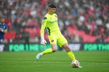Walsall takımından Tommy Simkin 26 Mayıs 2025 'te Wembley Stadyumu' nda oynanan AFC Wimbledon-Walsall Playoff final maçında topun üzerinde.