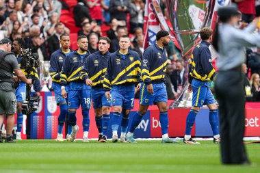 Wimbledon oyuncuları 26 Mayıs 2025 'te Wembley Stadyumu' nda Wimbledon 'a karşı oynanan Wimbledon Finali' nin önünde yürüyor.