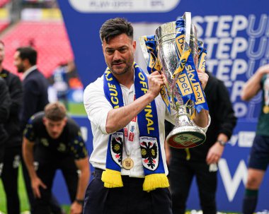 AFC Wimbledon teknik direktörü Johnnie Jackson 26 Mayıs 2025 'te Wembley Stadyumu' nda Wimbledon 'a karşı AFC Wimbledon final maçı sonrası kutlama yapıyor.