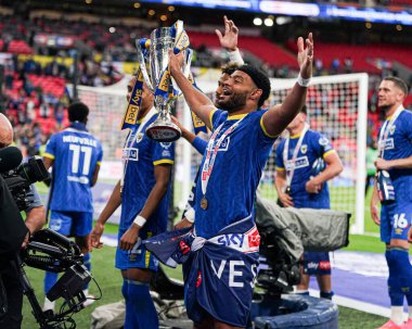 AFC Wimbledon 'dan Ryan Johnson, Wimbledon taraftarları ile birlikte 26 Mayıs 2025' te Wembley Stadyumu 'nda oynanan Wimbledon-Walsall maçında Wimbledon 2.