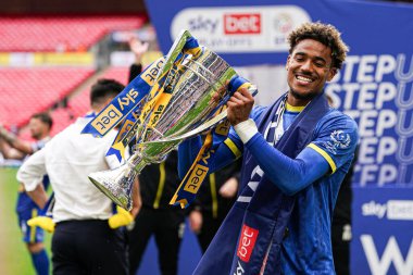 26 Mayıs 2025 'te Londra, Wembley Stadyumu' nda Wimbledon ve Walsall maçında oynanan Sky Bet 2 Playoff final maçı sırasındaki terfi sonrası kutlamalar