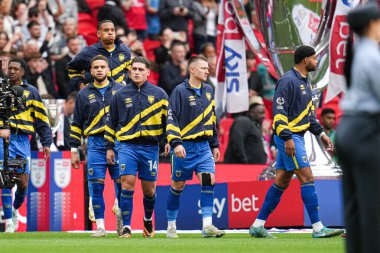 Wimbledon oyuncuları 26 Mayıs 2025 'te Wembley Stadyumu' nda Wimbledon 'a karşı oynanan Wimbledon Finali' nin önünde yürüyor.
