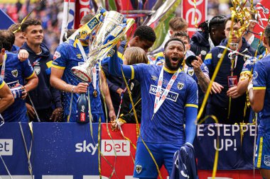 AFC Wimbledon takımından Myles Hippolyte 26 Mayıs 2025 'te Wembley Stadyumu' nda oynanan Wimbledon-Walsall maçının finalini kutluyor.