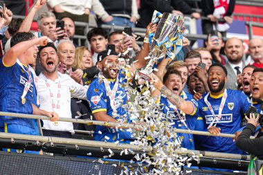 Wimbledon, 26 Mayıs 2025 'te Wembley Stadyumu' nda Wimbledon ile Wimbledon arasında oynanan, Sky Bet Ligi 2 play-off final maçı sonrasında final kupasını kaldırır.