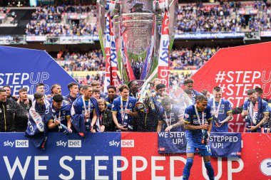 Wimbledon oyuncuları 26 Mayıs 2025 'te Wembley Stadyumu' nda Wimbledon 'a karşı oynanan Wimbledon final maçının ardından Wimbledon' u kutluyorlar.