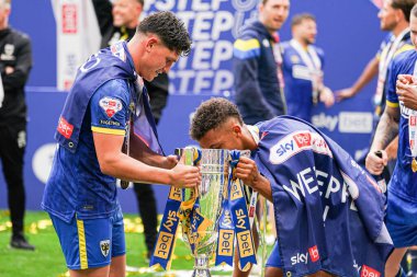 Wimbledon, 26 Mayıs 2025 'te Wembley Stadyumu' nda Wimbledon 'a karşı oynanan Wimbledon final maçından sonra Wimbledon' da kutlanıyor.