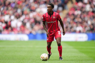 Walsall takımından Liam Gordon 26 Mayıs 2025 'te Wembley Stadyumu' nda Wimbledon 'a karşı oynanan Wimbledon final maçında topun üstündeydi.