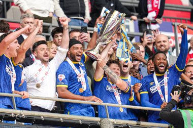 Wimbledon, 26 Mayıs 2025 'te Wembley Stadyumu' nda Wimbledon ile Wimbledon arasında oynanan, Sky Bet Ligi 2 play-off final maçı sonrasında final kupasını kaldırır.