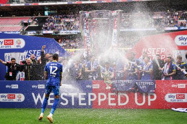 Wimbledon oyuncuları 26 Mayıs 2025 'te Wembley Stadyumu' nda Wimbledon 'a karşı oynanan Wimbledon finalinin galibiyetini kutluyorlar.