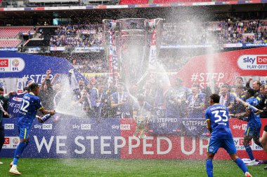 Wimbledon, 26 Mayıs 2025 'te Wembley Stadyumu' nda Wimbledon 'a karşı AFC Wimbledon final maçı sonrasında lig 2 play-off final maçını kutluyor.