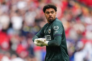 AFC Wimbledon takımından Owen Goodman 26 Mayıs 2025 'te Wembley Stadyumu' nda Wimbledon 'a karşı AFC Wimbledon final maçında