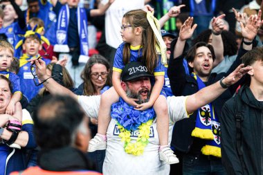 Wimbledon taraftarları 26 Mayıs 2025 'te Wembley Stadyumu' nda Wimbledon 'a karşı oynanan Sky Bet 2 Playoff final maçından sonra Wimbledon taraftarları