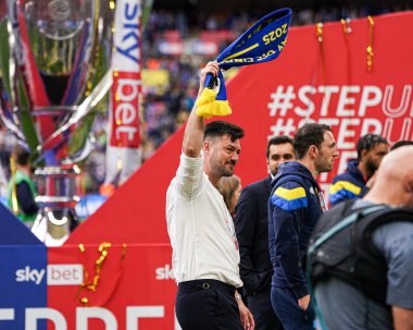 AFC Wimbledon teknik direktörü Johnnie Jackson 26 Mayıs 2025 'te Wembley Stadyumu' nda Wimbledon 'a karşı AFC Wimbledon finalinden sonra eşarp sallıyor.