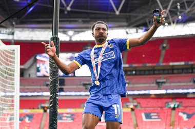 AFC Wimbledon takımından Josh Neufville 26 Mayıs 2025 'te Wembley Stadyumu' nda Wimbledon 'a karşı AFC Wimbledon finalinden sonra dans ediyor.