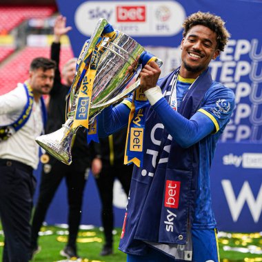 26 Mayıs 2025 'te Londra' daki Wembley Stadyumu 'nda oynanan Wimbledon-Walsall maçında Sky Bet Ligi 2 Playoff Final maçında kazandığı terfiyi kutluyoruz.