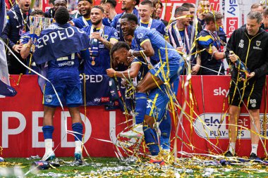 Wimbledon, 26 Mayıs 2025 'te Wembley Stadyumu' nda Wimbledon 'a karşı oynanan Gökyüzü İddia Ligi 2 Playoff final maçından sonra kutluyor.