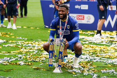AFC Wimbledon takımından Myles Hippolyte 26 Mayıs 2025 'te Wembley Stadyumu' nda oynanan Wimbledon-Walsall maçı finalini kutluyor.