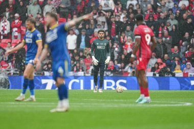 AFC Wimbledon takımından Owen Goodman 26 Mayıs 2025 'te Wembley Stadyumu' nda Wimbledon 'a karşı AFC Wimbledon final maçında