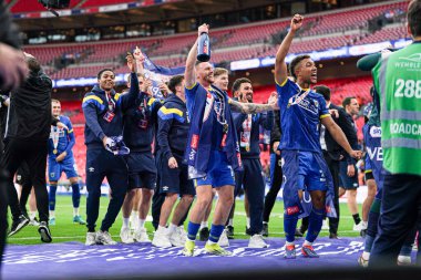 Wimbledon oyuncuları 26 Mayıs 2025 'te Wembley Stadyumu' nda oynanan AFC Wimbledon-Walsall maçından sonra taraftarlarıyla terfiyi kutladı.